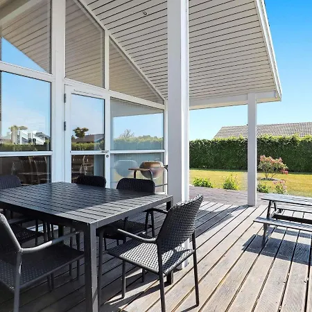 Three-bedroom In 4 *